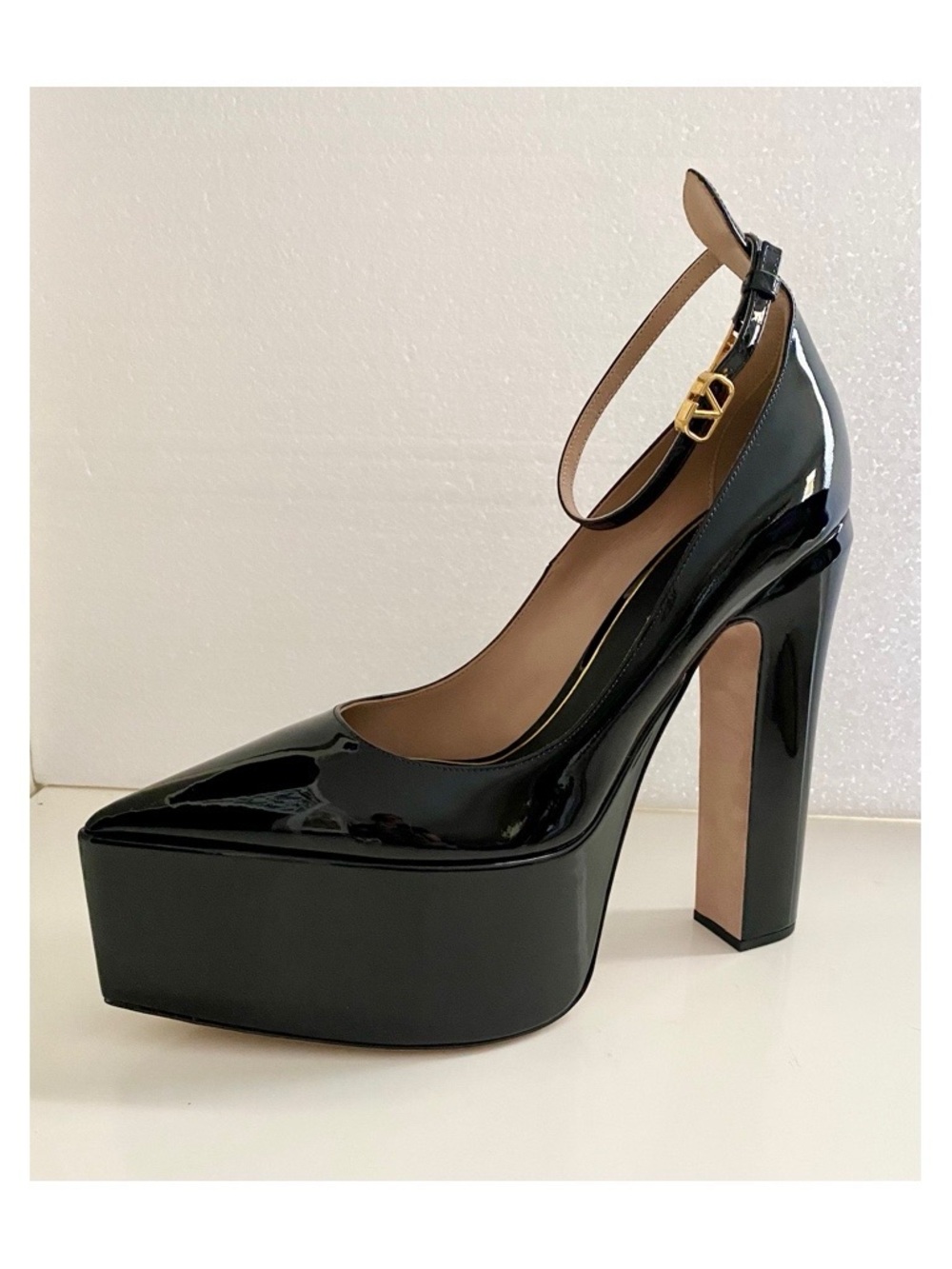 Valentino Garavani Tan-Go Black Patent Platform Pumps - Sz 40.5 EU / 10.5 US